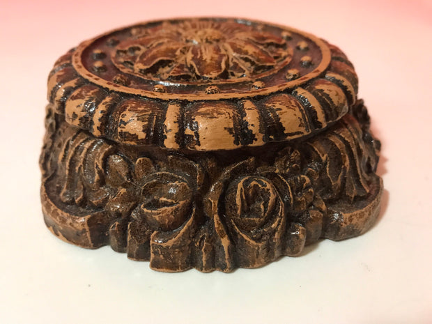 Syroco Wood Carved Flower 1940s Covered Round Box Trinket Living Room Den Shelf Home Decor Collectable