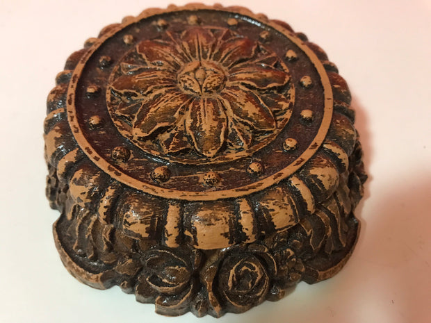 Syroco Wood Carved Flower 1940s Covered Round Box Trinket Living Room Den Shelf Home Decor Collectable