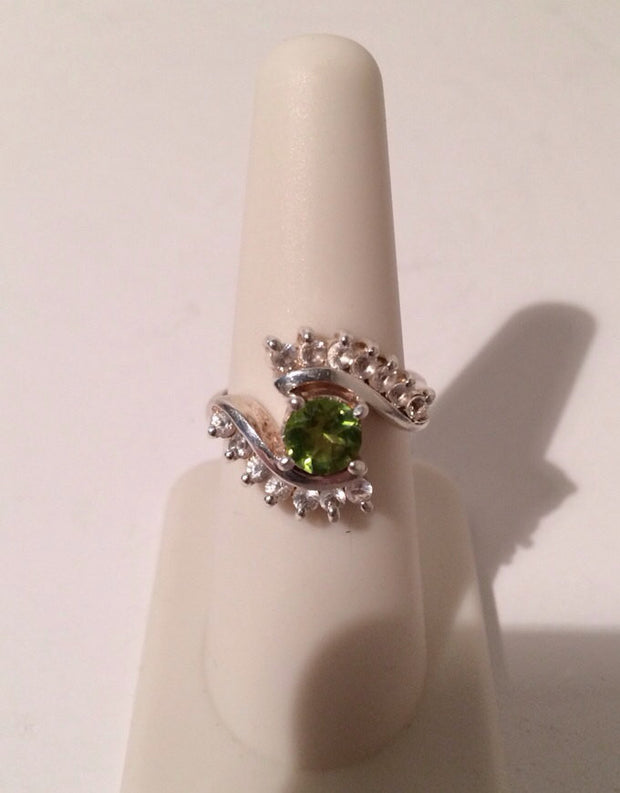 Sterling Silver .925  Bright Peridot Gem Ring w/14 small Cubic Zirconia
