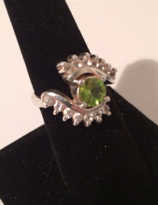 Sterling Silver .925  Bright Peridot Gem Ring w/14 small Cubic Zirconia