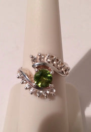 Sterling Silver .925  Bright Peridot Gem Ring w/14 small Cubic Zirconia