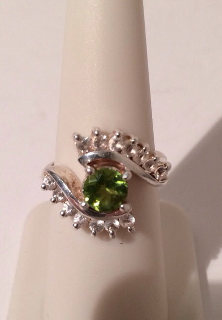 Sterling Silver .925  Bright Peridot Gem Ring w/14 small Cubic Zirconia