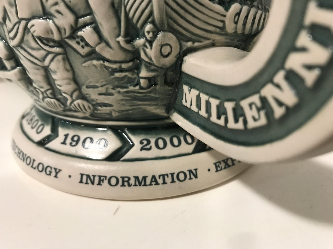 ヴィンテージ置物1912年　『CLUB MILLENNIUM専用』 Millennium Collector's Stein by, Avon 1000 years of History New in