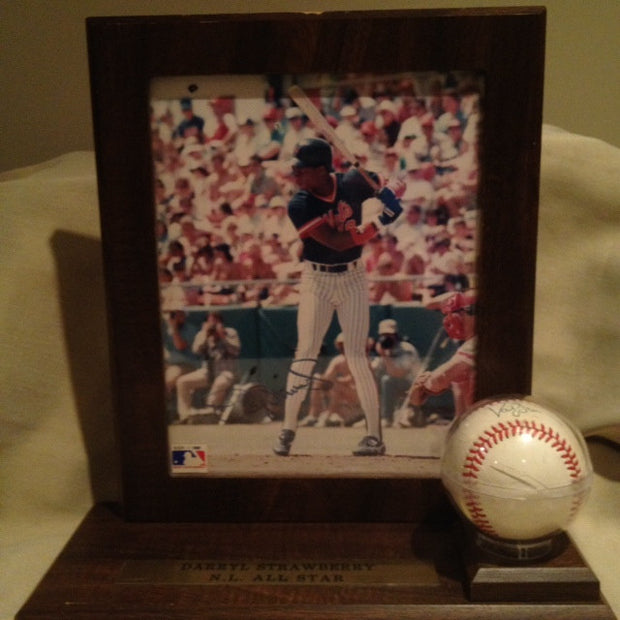 Darryl Strawberry, signed photo and ball
